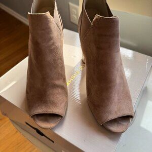 Marc Fisher SAYLA Ankle Boots – Size 8, Beige, Comfy & Chic!